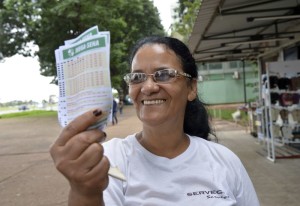 Brasília -  Maria Helena da Silva disse que se ganhar o prêmio da Mega Sena da Virada, vai ajudar pessoas carentes (Wilson Dias/Agência Brasil)
