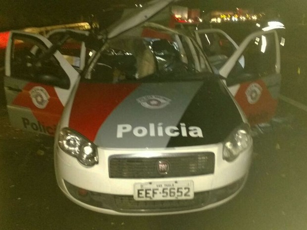 Criminosos explodem viatura da Polícia Militar no Rodoanel, perto de Ribeirão Pires e Mauá (Foto: Reprodução/WhatsApp)
